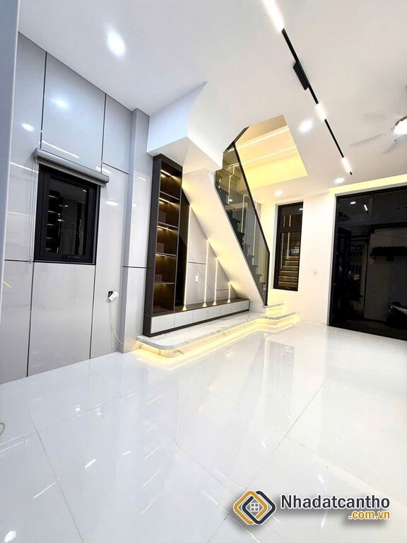 Nhà 1T1L đúc mới, GÓC 2MT HẺM, xe hơi tới nhà. Vị trí trung tâm, gần cầu Trần Hoàng Na