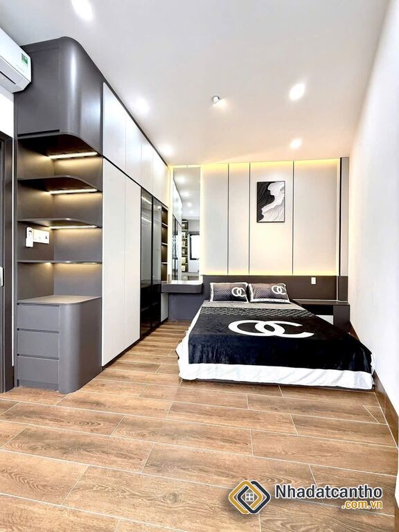 Nhà 1T1L đúc mới, GÓC 2MT HẺM, xe hơi tới nhà. Vị trí trung tâm, gần cầu Trần Hoàng Na