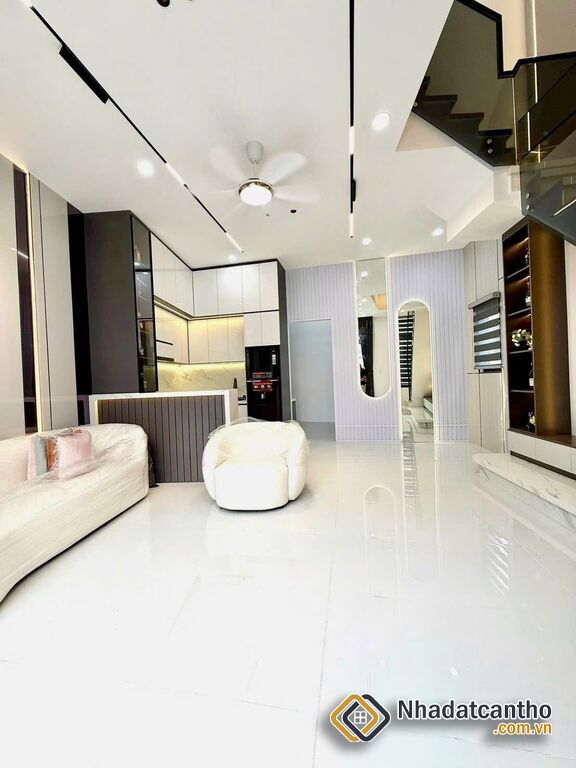 Nhà 1T1L đúc mới, GÓC 2MT HẺM, xe hơi tới nhà. Vị trí trung tâm, gần cầu Trần Hoàng Na