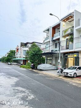 NHÀ PHỐ 3 TẦNG TUYỆT ĐẸP TẶNG FULL NỘI THẤT CAO CẤP KHU TĐC ĐH Y DƯỢC