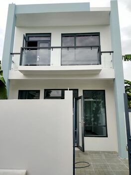 Nhà 1 trệt 1 lầu mới xây