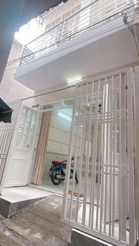 NHÀ RỘNG RÃI - MỚI ĐẸP - NẰM TT. TP - GIÁ RẺ (Nhà nằm kế trường - Cao Đẳng KT - KT)