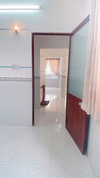 NHÀ RỘNG RÃI - MỚI ĐẸP - NẰM TT. TP - GIÁ RẺ (Nhà nằm kế trường - Cao Đẳng KT - KT)
