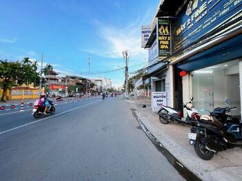CHO THUÊ nguyên căn Nhà lầu, Mặt Tiền Hùng Vương, tiện KD, buôn bán, CPCTy, Spa,...