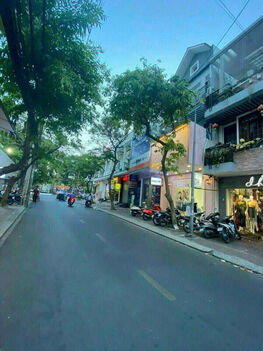 Nhà 2 lầu vị trí cực đẹp mặt tiền Nguyễn Việt Hồng ngay phố thời trang Cần Thơ