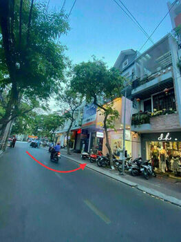 Nhà 2 lầu vị trí cực đẹp mặt tiền Nguyễn Việt Hồng ngay phố thời trang Cần Thơ