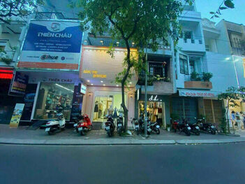 Nhà 2 lầu vị trí cực đẹp mặt tiền Nguyễn Việt Hồng ngay phố thời trang Cần Thơ