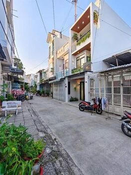 BÁN NHÀ 1T2L đúc, 2 MT Hẻm (trước - sau). Gần sát trường ĐH Công Nghệ - Kỷ Thuật