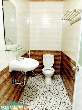 NHÀ LẦU 3 TẦNG. RỘNG RÃI RẤT KIÊN CỐ, MỚI TUYỆT ĐẸP NGAY TRUNG TÂM NINH KIỀU